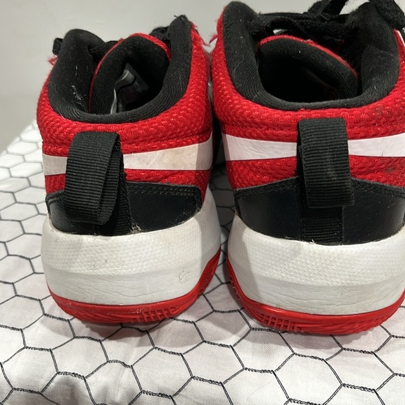 Nike Team Hustle D-8 Black, Red, White, Lace-Up Basketball Shoes SIZE. 4.5Y - Picture 8 of 11